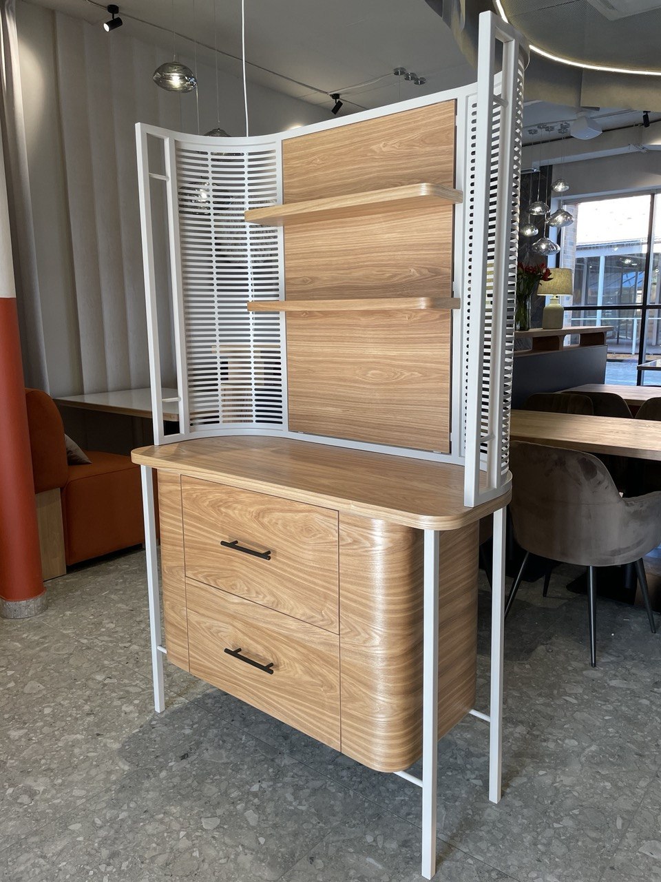 アッシュと金属の家具